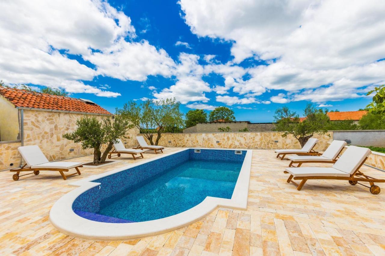 Villa Tina With Swimming Pool, Tennis Court, Games Room, Sauna, Gym, Bbq Policnik Экстерьер фото