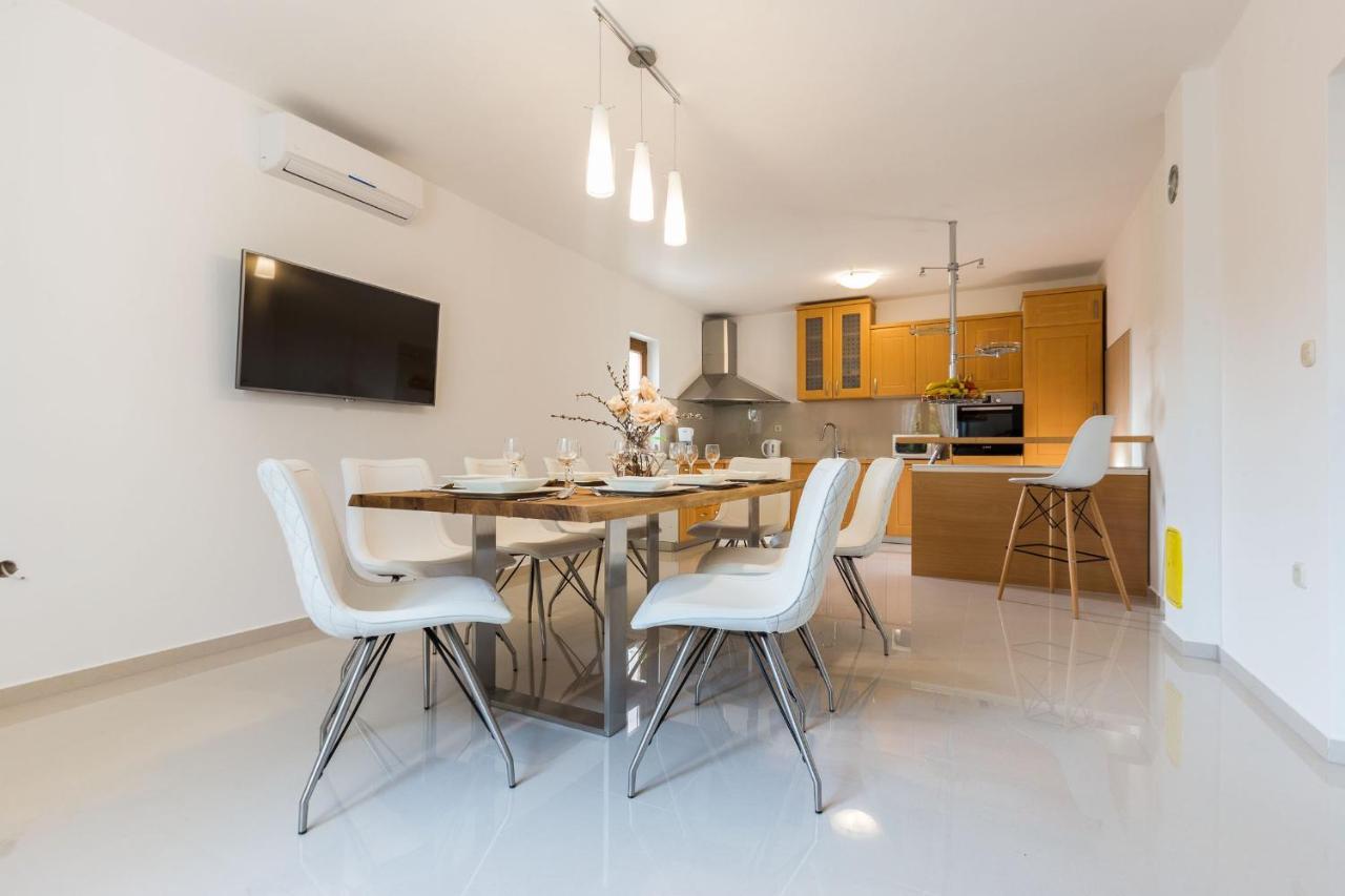 Villa Tina With Swimming Pool, Tennis Court, Games Room, Sauna, Gym, Bbq Policnik Экстерьер фото