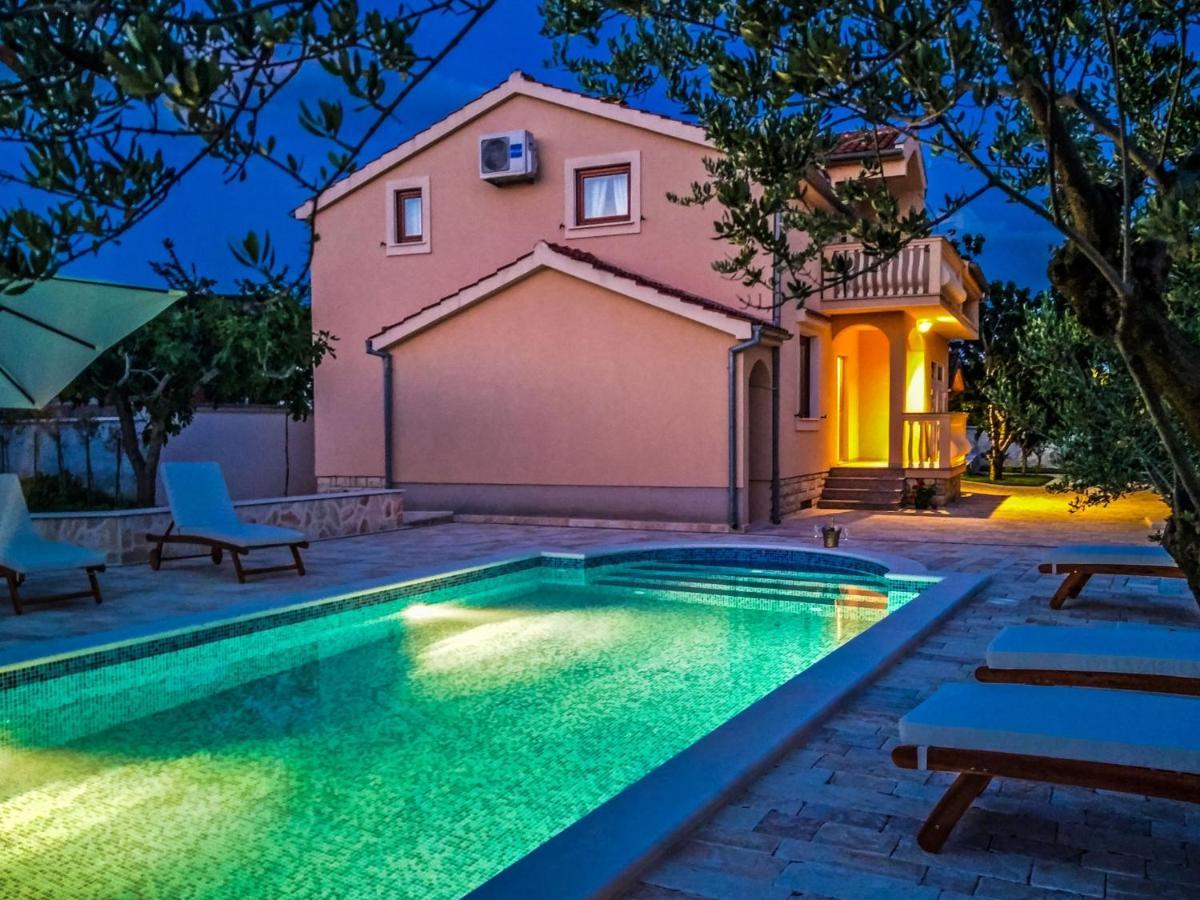 Villa Tina With Swimming Pool, Tennis Court, Games Room, Sauna, Gym, Bbq Policnik Экстерьер фото
