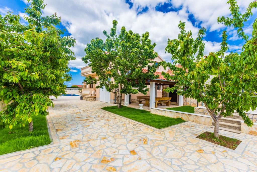 Villa Tina With Swimming Pool, Tennis Court, Games Room, Sauna, Gym, Bbq Policnik Экстерьер фото
