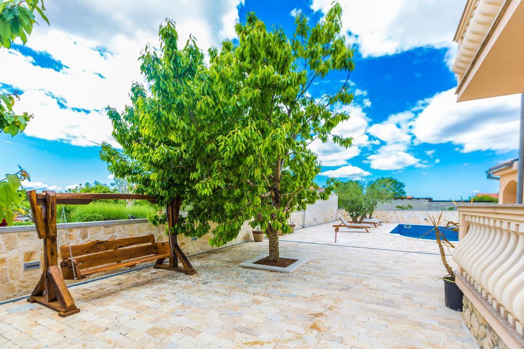 Villa Tina With Swimming Pool, Tennis Court, Games Room, Sauna, Gym, Bbq Policnik Экстерьер фото