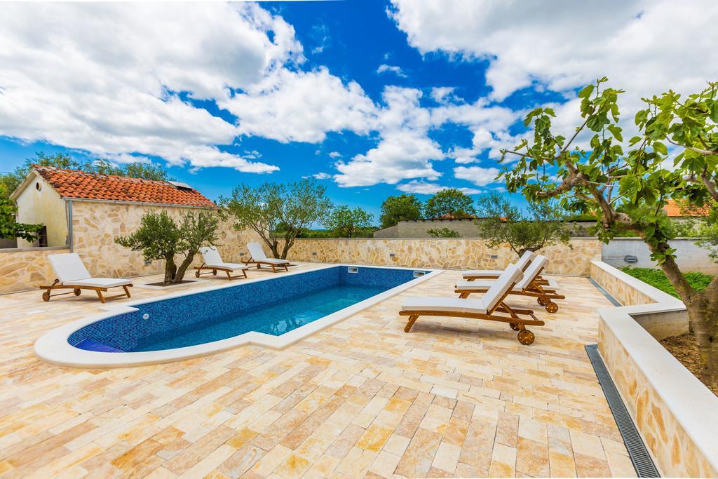 Villa Tina With Swimming Pool, Tennis Court, Games Room, Sauna, Gym, Bbq Policnik Экстерьер фото