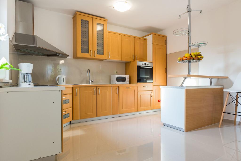 Villa Tina With Swimming Pool, Tennis Court, Games Room, Sauna, Gym, Bbq Policnik Экстерьер фото