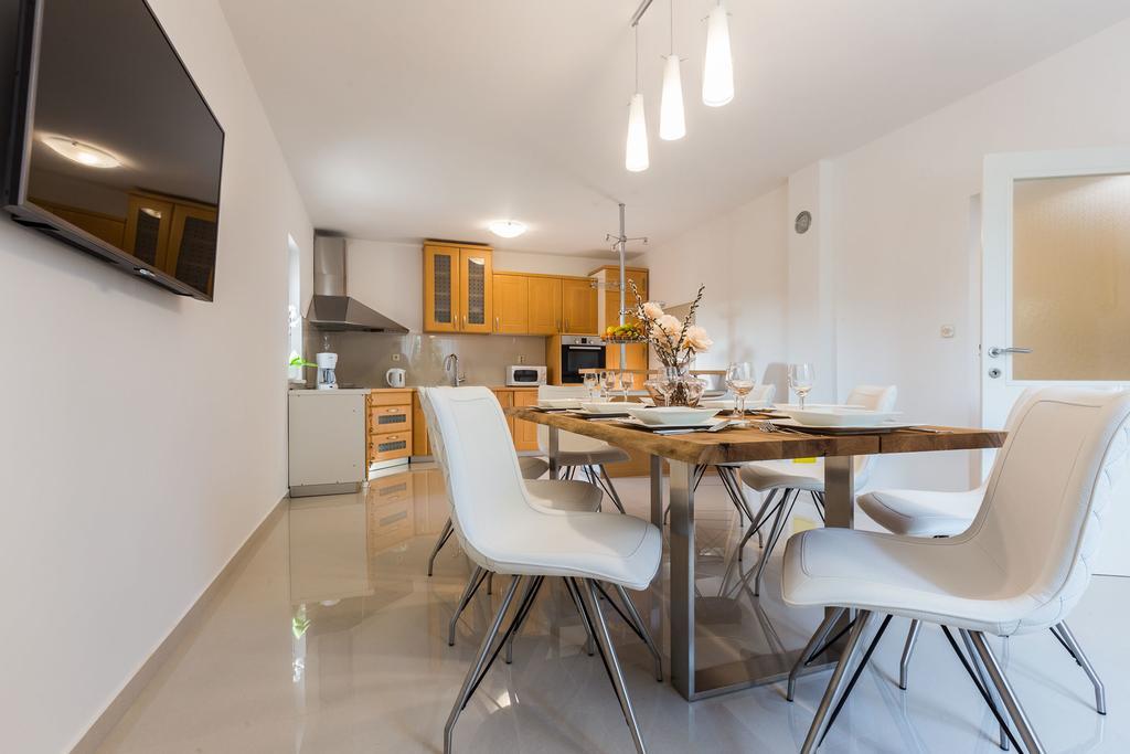 Villa Tina With Swimming Pool, Tennis Court, Games Room, Sauna, Gym, Bbq Policnik Экстерьер фото
