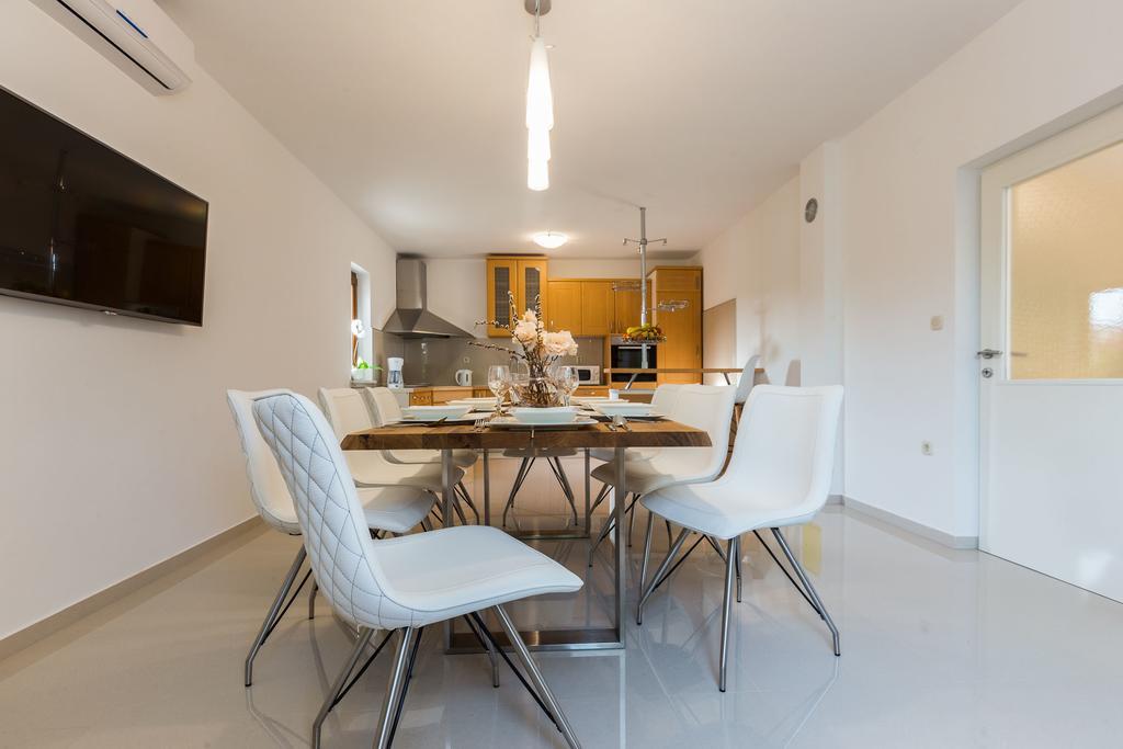 Villa Tina With Swimming Pool, Tennis Court, Games Room, Sauna, Gym, Bbq Policnik Экстерьер фото