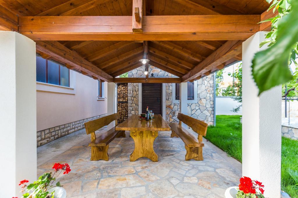 Villa Tina With Swimming Pool, Tennis Court, Games Room, Sauna, Gym, Bbq Policnik Экстерьер фото