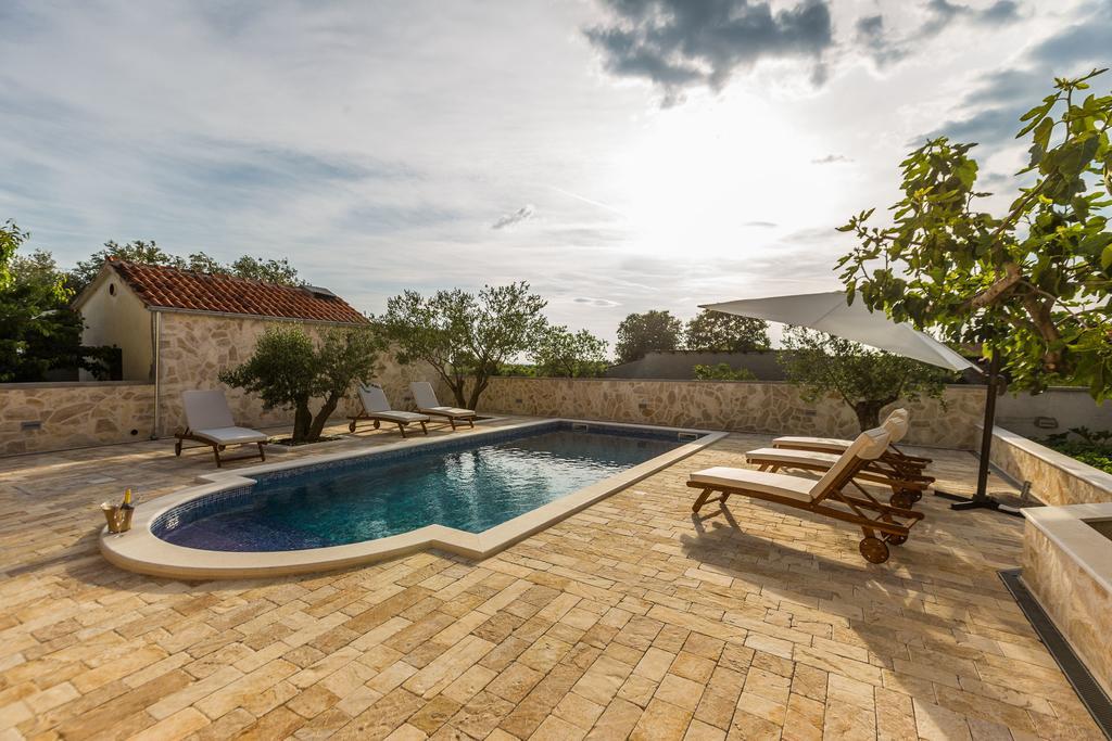 Villa Tina With Swimming Pool, Tennis Court, Games Room, Sauna, Gym, Bbq Policnik Экстерьер фото