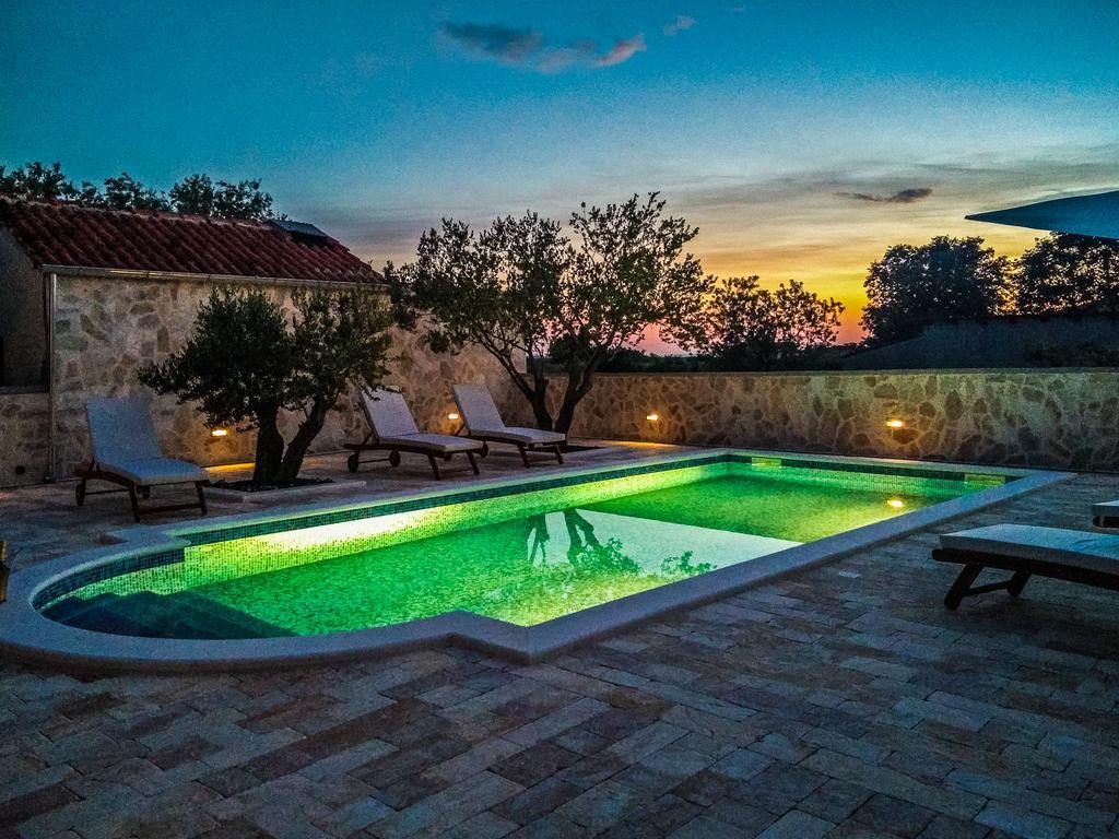 Villa Tina With Swimming Pool, Tennis Court, Games Room, Sauna, Gym, Bbq Policnik Экстерьер фото