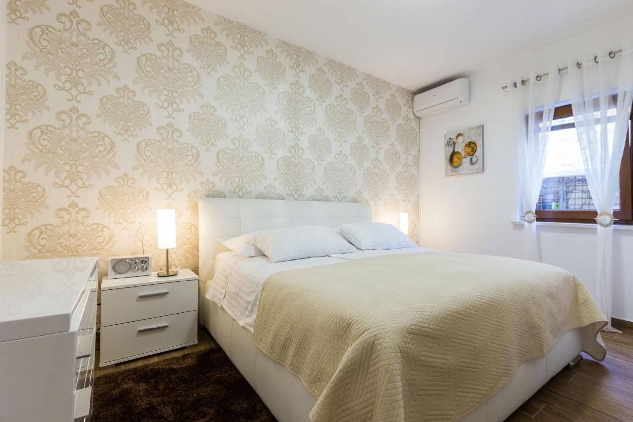 Villa Tina With Swimming Pool, Tennis Court, Games Room, Sauna, Gym, Bbq Policnik Экстерьер фото