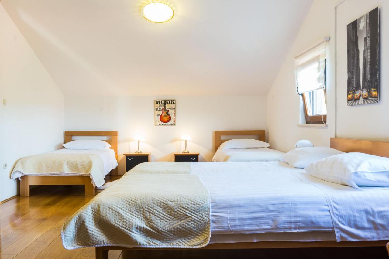 Villa Tina With Swimming Pool, Tennis Court, Games Room, Sauna, Gym, Bbq Policnik Экстерьер фото