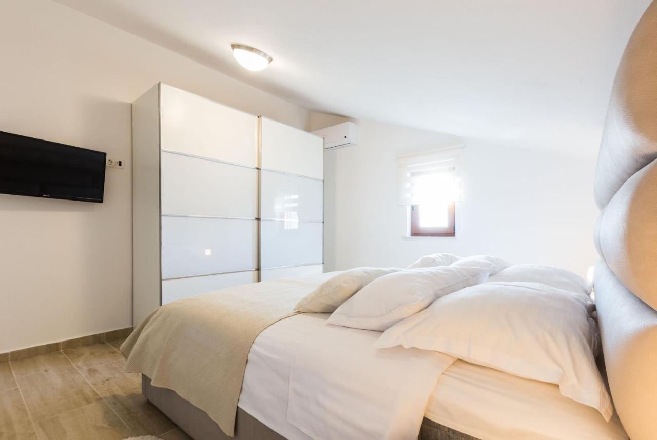 Villa Tina With Swimming Pool, Tennis Court, Games Room, Sauna, Gym, Bbq Policnik Экстерьер фото