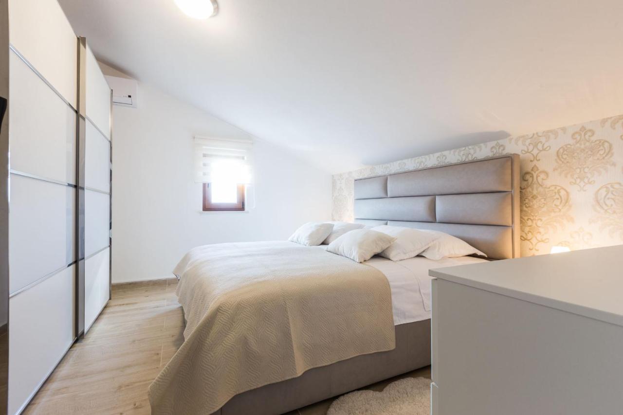 Villa Tina With Swimming Pool, Tennis Court, Games Room, Sauna, Gym, Bbq Policnik Экстерьер фото