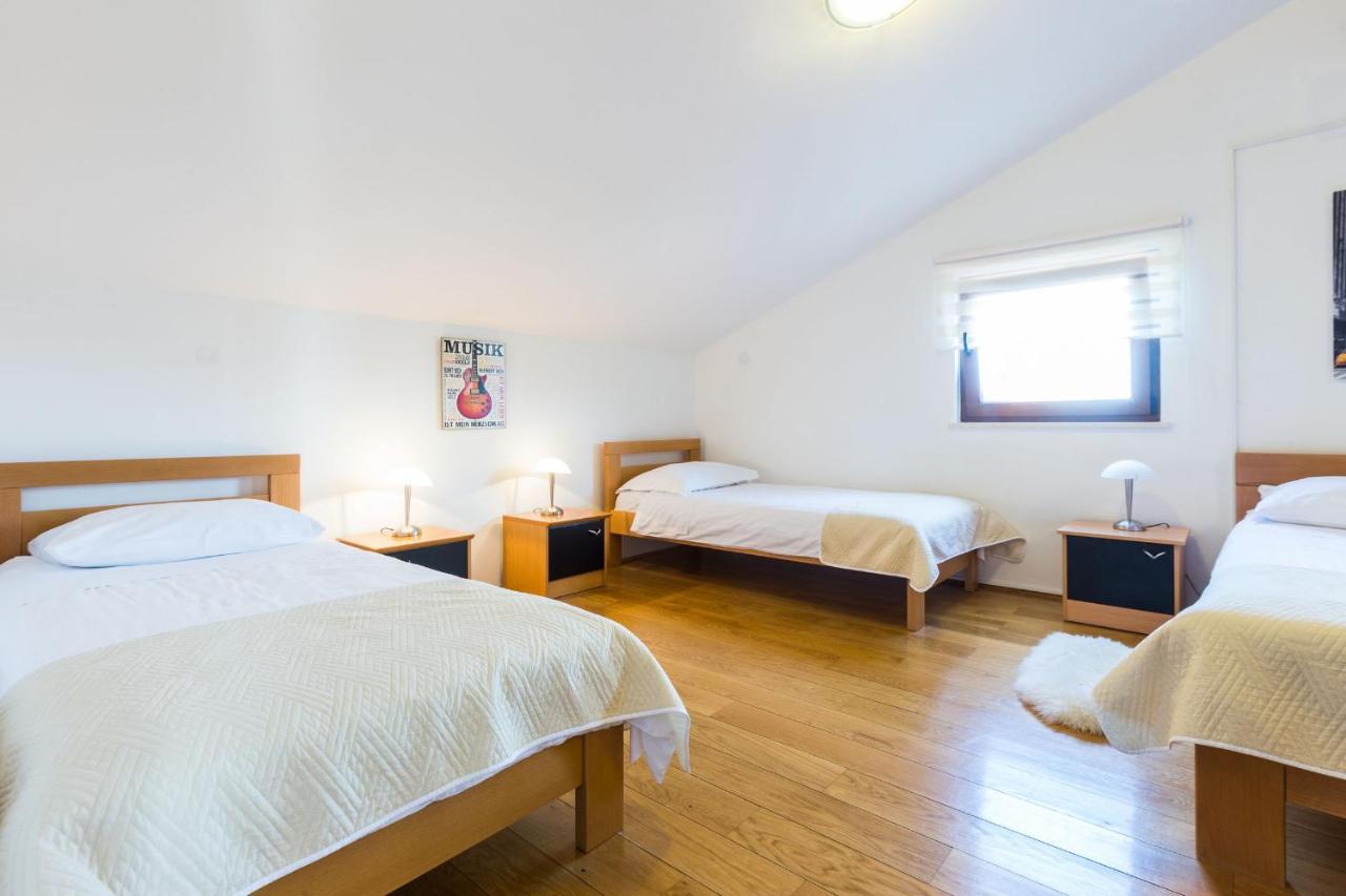 Villa Tina With Swimming Pool, Tennis Court, Games Room, Sauna, Gym, Bbq Policnik Экстерьер фото